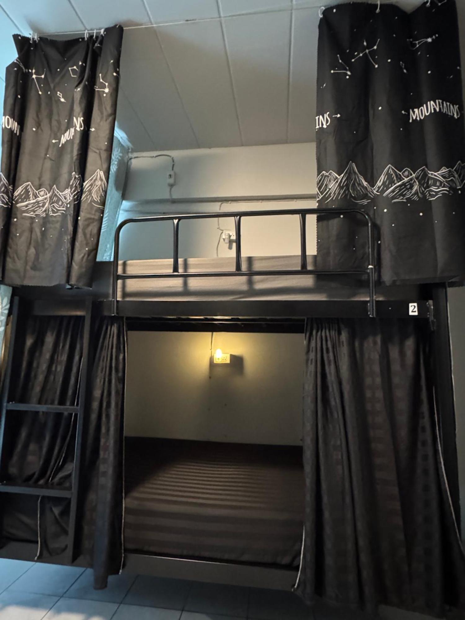 Mahar Hostel Chiangmai เชียงใหม่ ภายนอก รูปภาพ